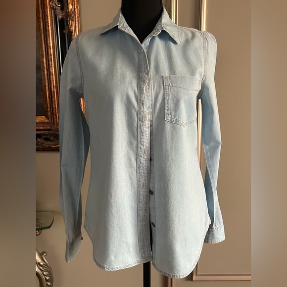 Forever 21 Light Wash Chambray Denim Button-Down Shirt Size Small - Picture 2 of 5